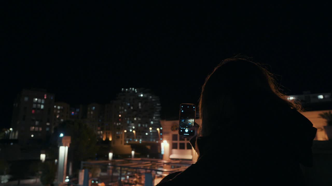 밤에 멀리서 라브르 블랑의 사진을 찍는 소녀, 몽펠리에 - 프랑스