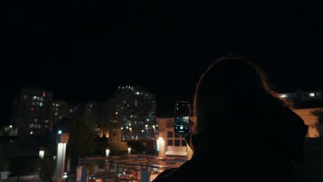 La-Chica-Tomando-Una-Foto-De-L&#39;arbre-Blanc-Desde-Lejos-En-La-Noche,-Montpellier---Francia