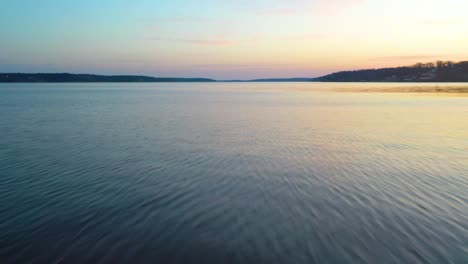 Fliegen-Sie-Während-Des-Sonnenaufgangs-In-Den-Cherokees-Im-Nordosten-Von-Oklahoma-Schnell-über-Das-Wasser-Des-Grand-Lake