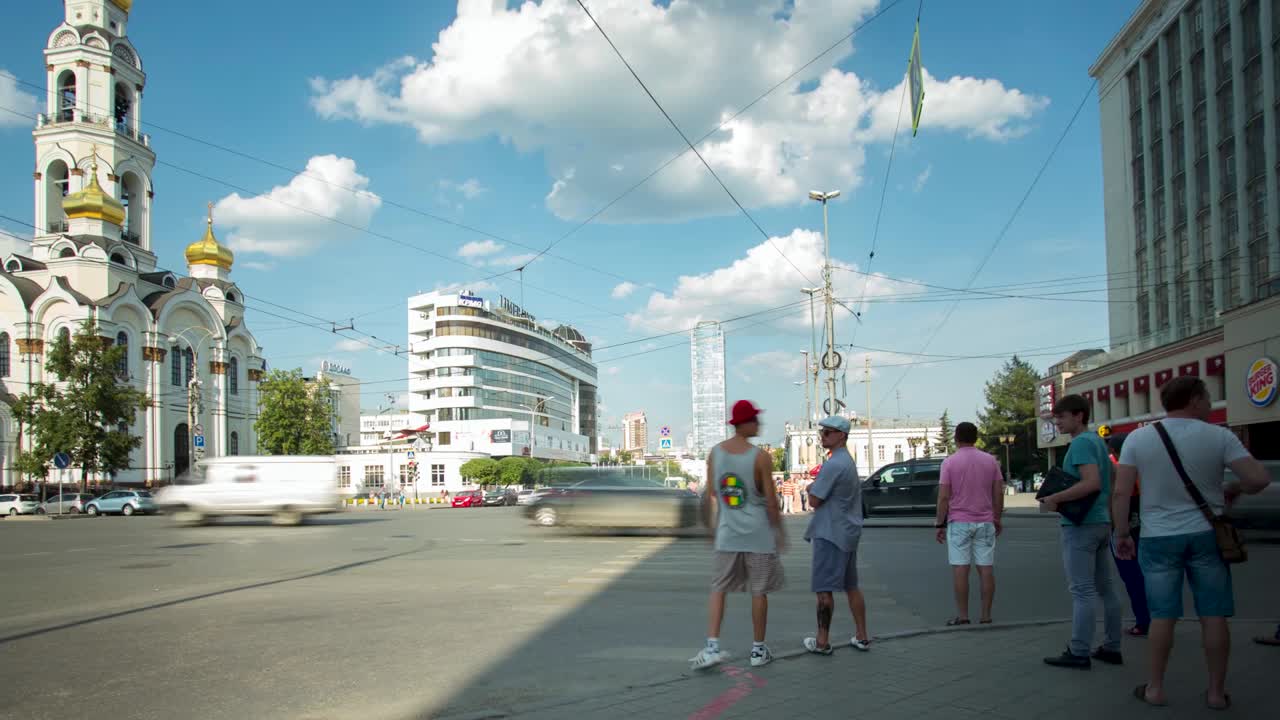 escena callejera de la ciudad con personas caminando