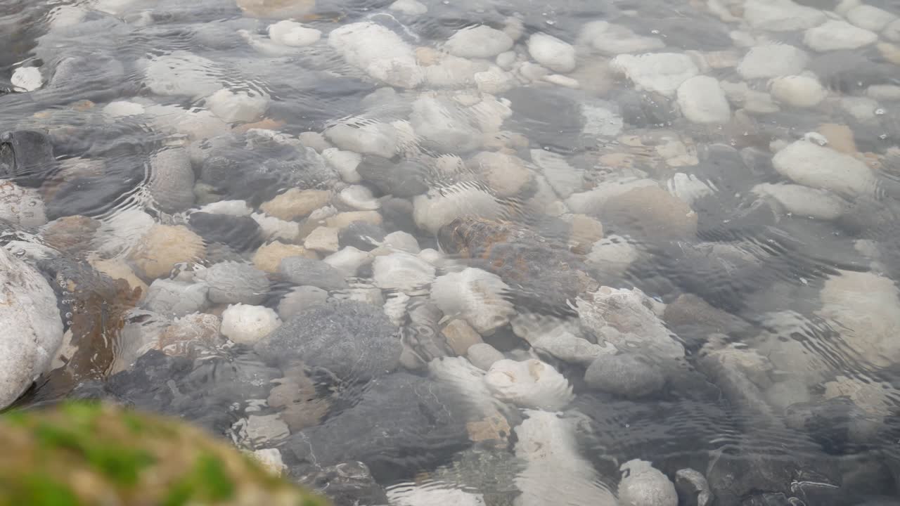 바위 조약돌 돌 해안선 해양 풍경 클로즈업 돌리 왼쪽 위를 씻는 파도