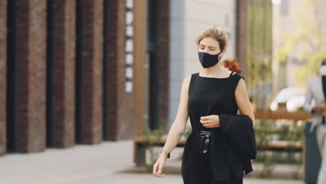 Business-People-in-Protective-Masks-Walking-on-Street
