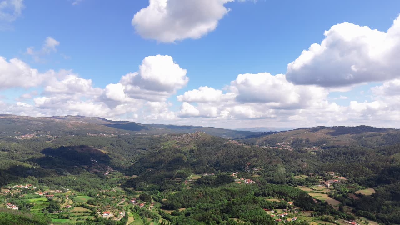 Veduta aerea panoramica di una valle montuosa