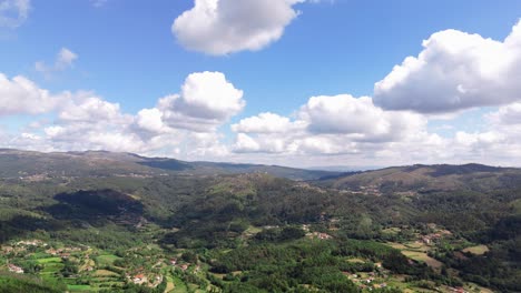 vista aérea panorámica de un valle montañoso