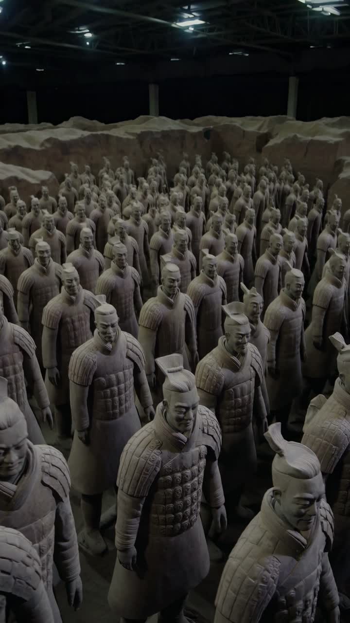 File di antichi guerrieri dell'esercito di terracotta in un museo.