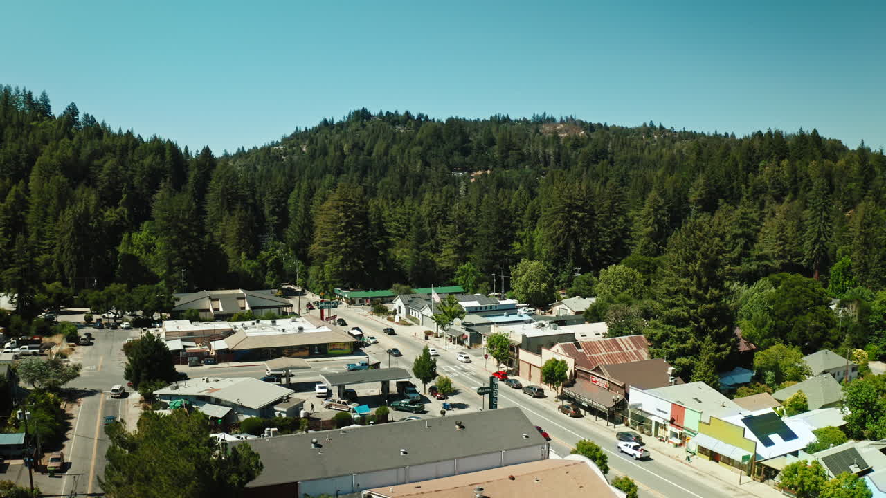 vista de drones del centro de boulder creek, california
