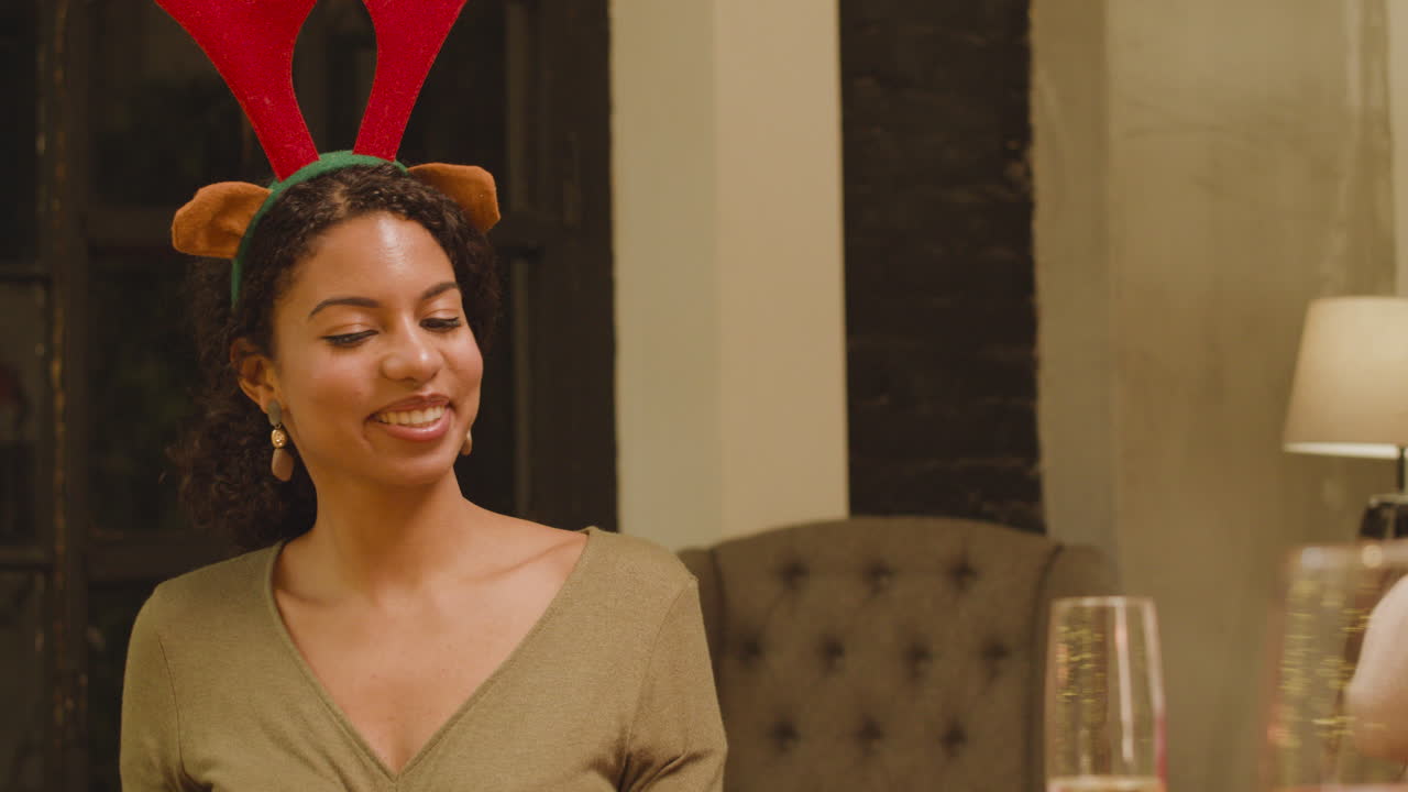 크리스마스 선물 을 받은 행복 한 사람