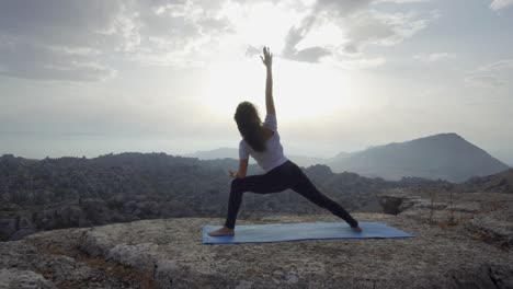 Unerkennbare-Frau,-Die-In-Der-Natur-Ausgleichende-Yoga-Asanas-Praktiziert