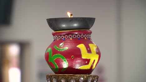 drehende hinduistische lampe mit om- und hakenkreuzsymbolen während der havan-zeremonie