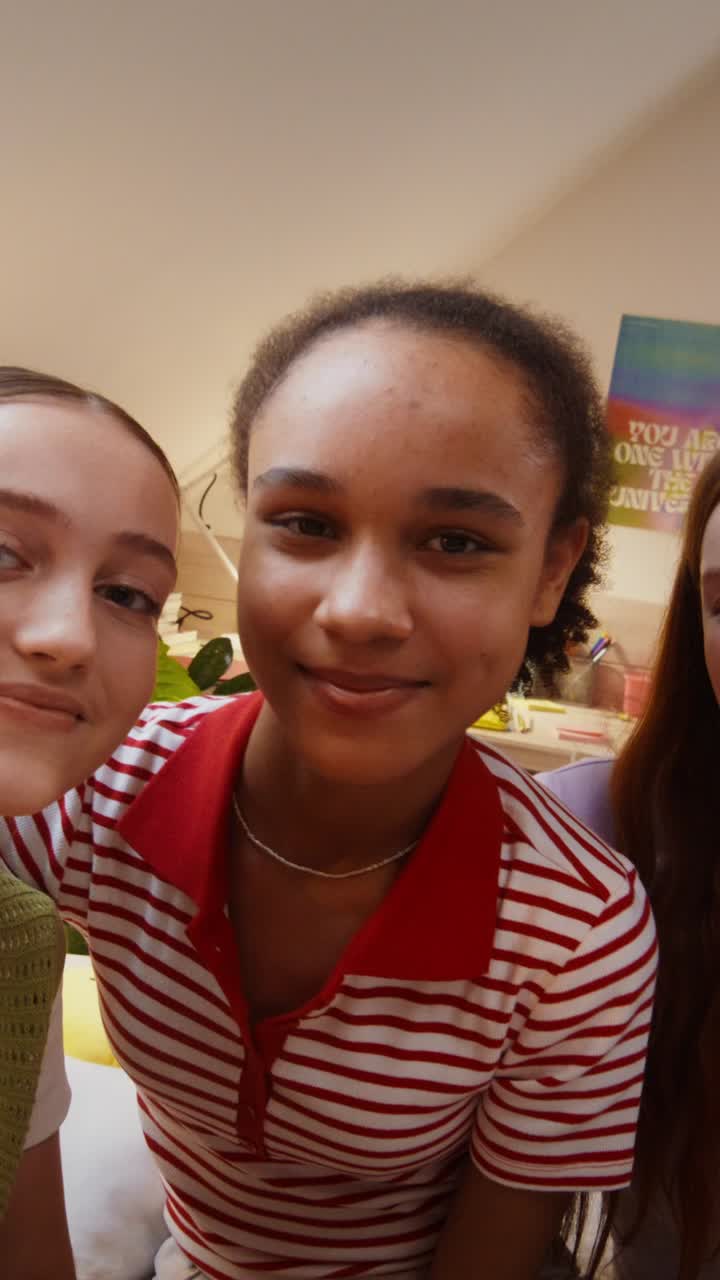 chicas adolescentes tomando una selfie