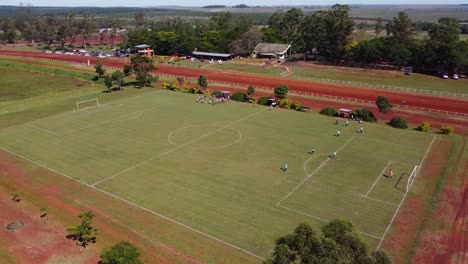 sesión de entrenamiento de jugadores de fútbol - movimiento cinematográfico de drones
