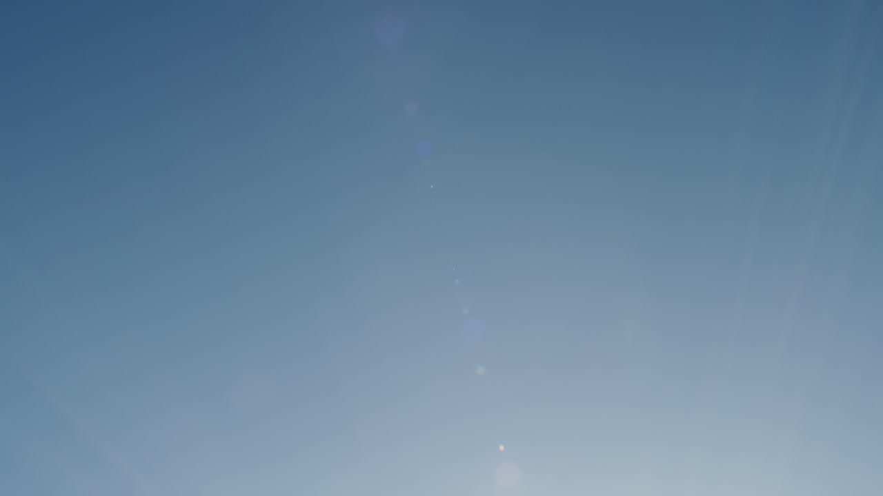 축구 공이 장면을 가로질러 활을 고 있는 느린 동작의 중간