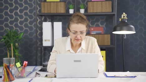 Geschäftsfrau-Blickt-Aufgeregt-Auf-Den-Laptop-Bildschirm.