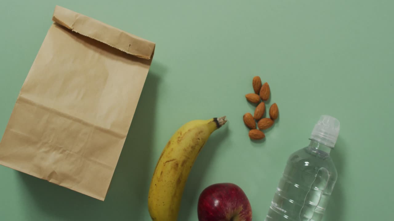 파란색 배경 에 있는 과일 의 종이 점심 가방 의 애니메이션