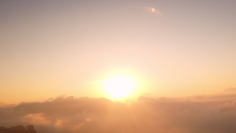 Erstaunliche-Hyperlapse-Sonnenaufgangs-Nahaufnahme,-Die-Herauszoomt,-Um-Die-Breitere-Szene-Der-Wolkendecke-Zu-Zeigen