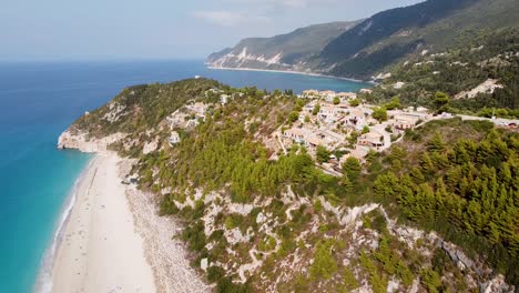 playa de kathisma, isla de lefkada, grecia - drone aéreo ve la costa con playa de arena y hoteles con piscinas