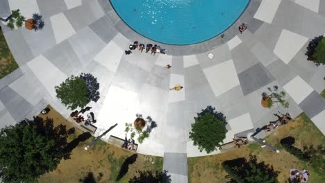 vista aérea de arriba hacia abajo de la plaza dizengoff en tel aviv, israel