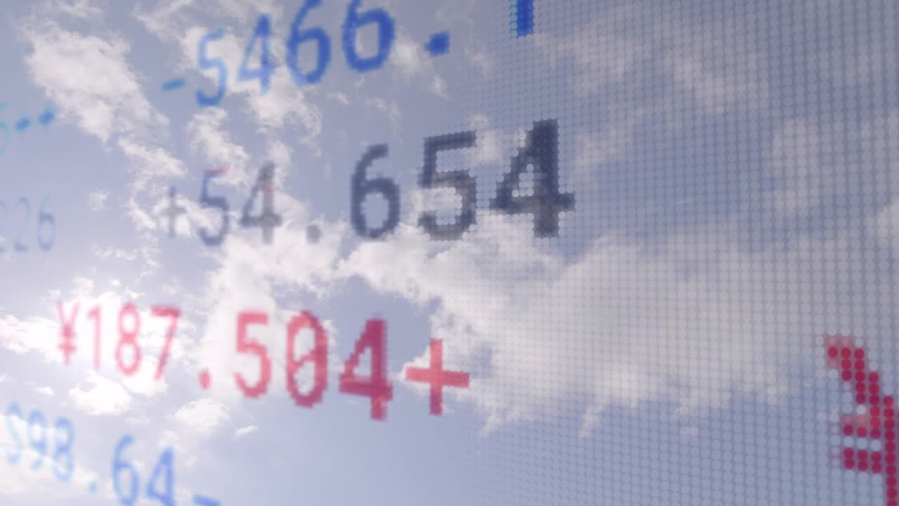 Sovrapposizione digitale che appare su un cielo nuvoloso, valori di valuta ciclici, visualizzazione delle fluttuazioni del mercato