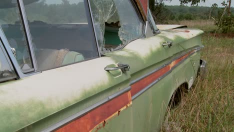 un viejo ford edsel se sienta en un campo 6