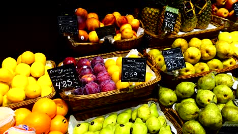 frutas en un supermercado, tiroteos en españa.