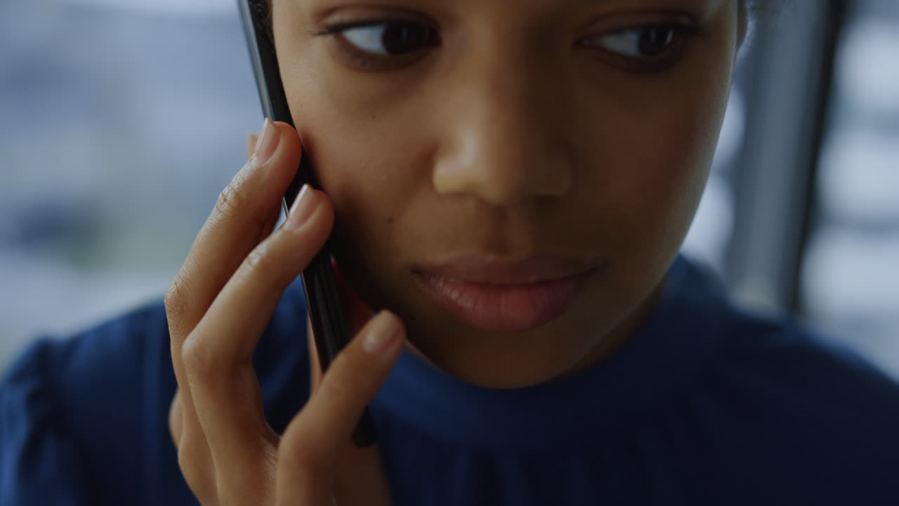 mujer de negocios estresada hablando con teléfono inteligente. cara de mujer triste usando teléfono móvil