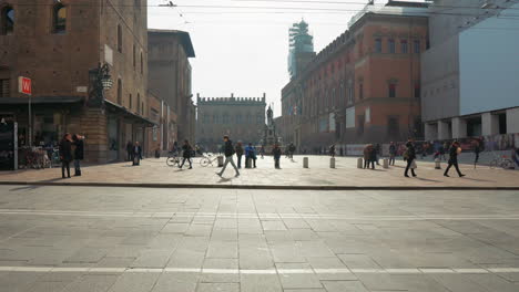 plaza de la ciudad de bolonia en un día soleado