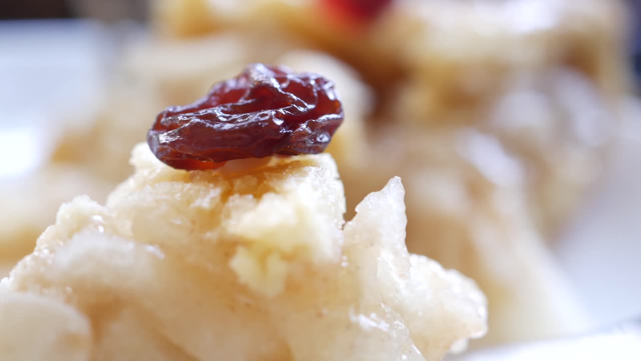 사과 파이 케이크 한 조각을 절반 먹었습니다.