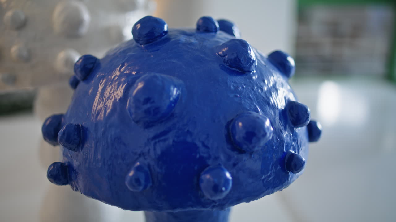 클로즈업 크리에이티브 세라 조각품 - 아름다운 파란색 미래의 버섯