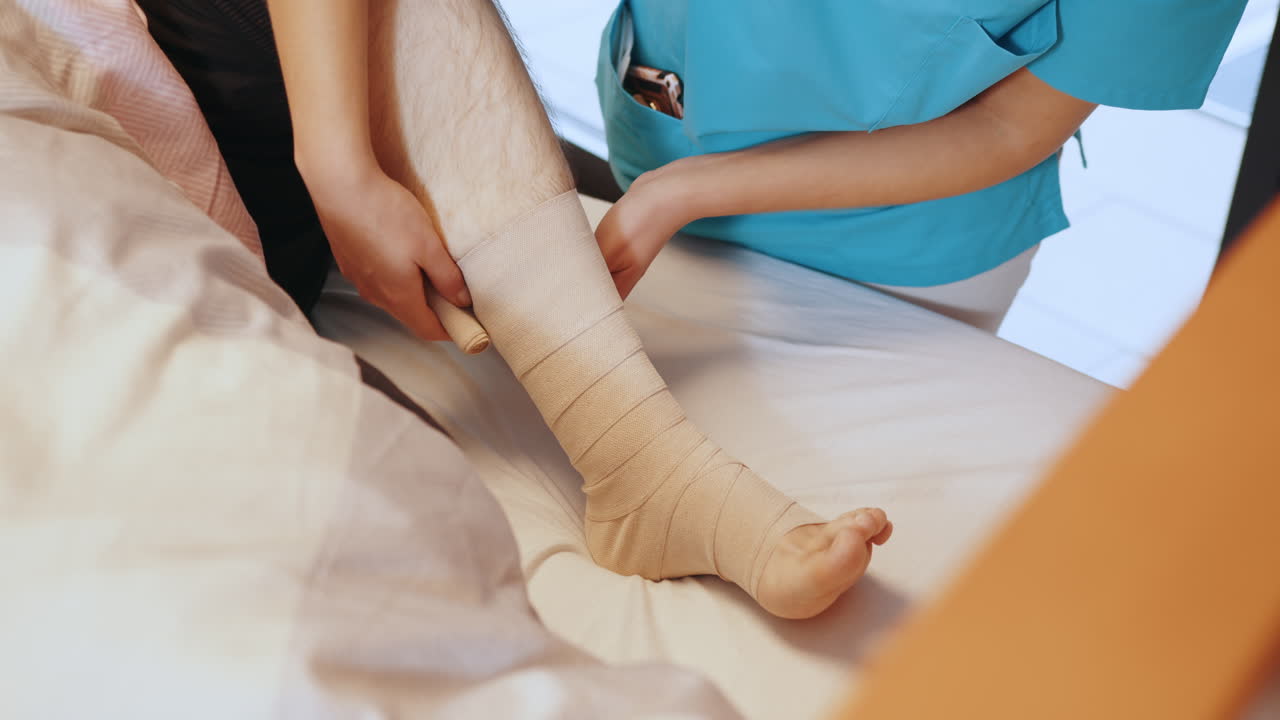 enfermera aplicando un vendaje en el tobillo