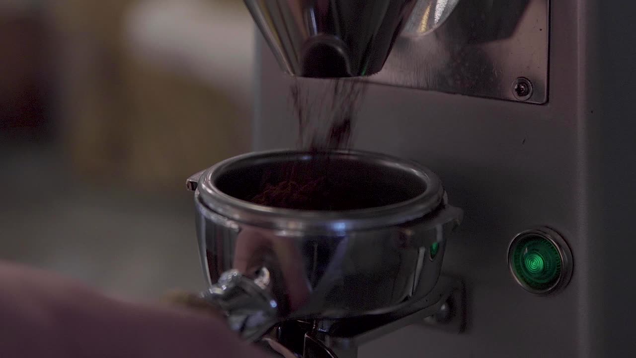 portafiltro de llenado con café recién molido, primer plano