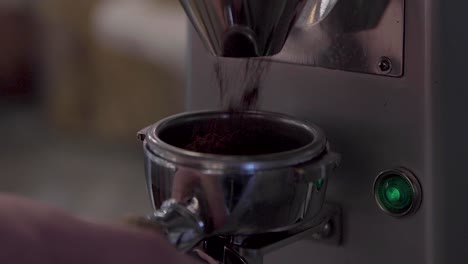 portafiltro de llenado con café recién molido, primer plano