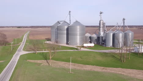 a farm in the midwest part of the usa
