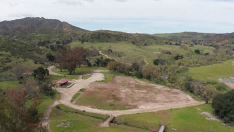disparo aéreo de primer plano descendente del parche estéril de tierra donde una vez estuvo el histórico backlot de la película paramount ranch, que fue quemado en el incendio de woolsey de 2018