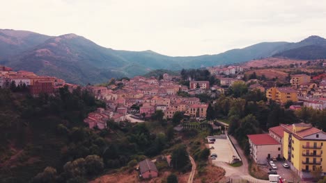 Disparo-De-Un-Dron-Sobre-La-Pequeña-Ciudad-De-Italia