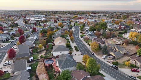 Toma-De-Establecimiento-De-Greeley-Colorado-Filmada-Sobre-Gateway-Estates-En-Plenos-Colores-De-Otoño