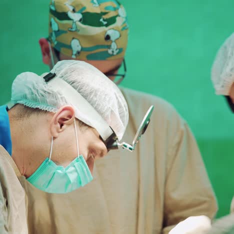 equipo médico que realiza una cirugía