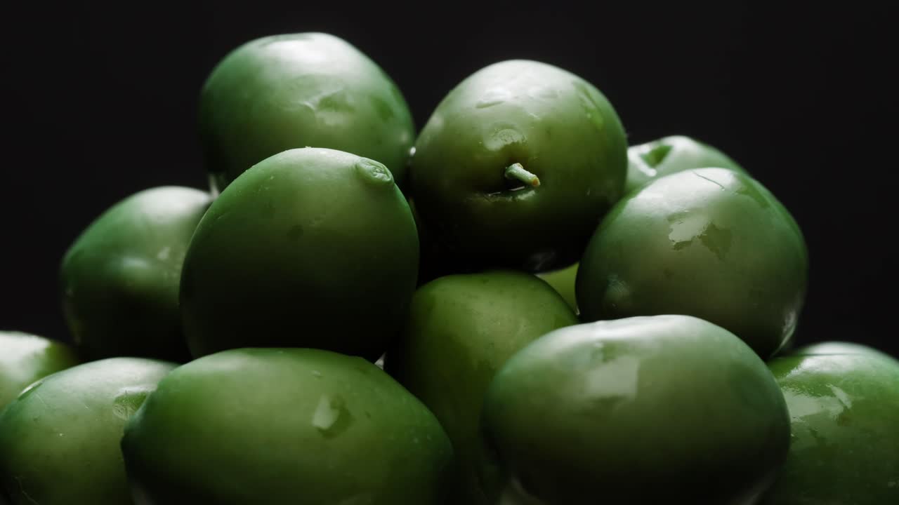 고품질의 4k 영상으로 그리스에서 배경으로 인 둥근 녹색 올리브.