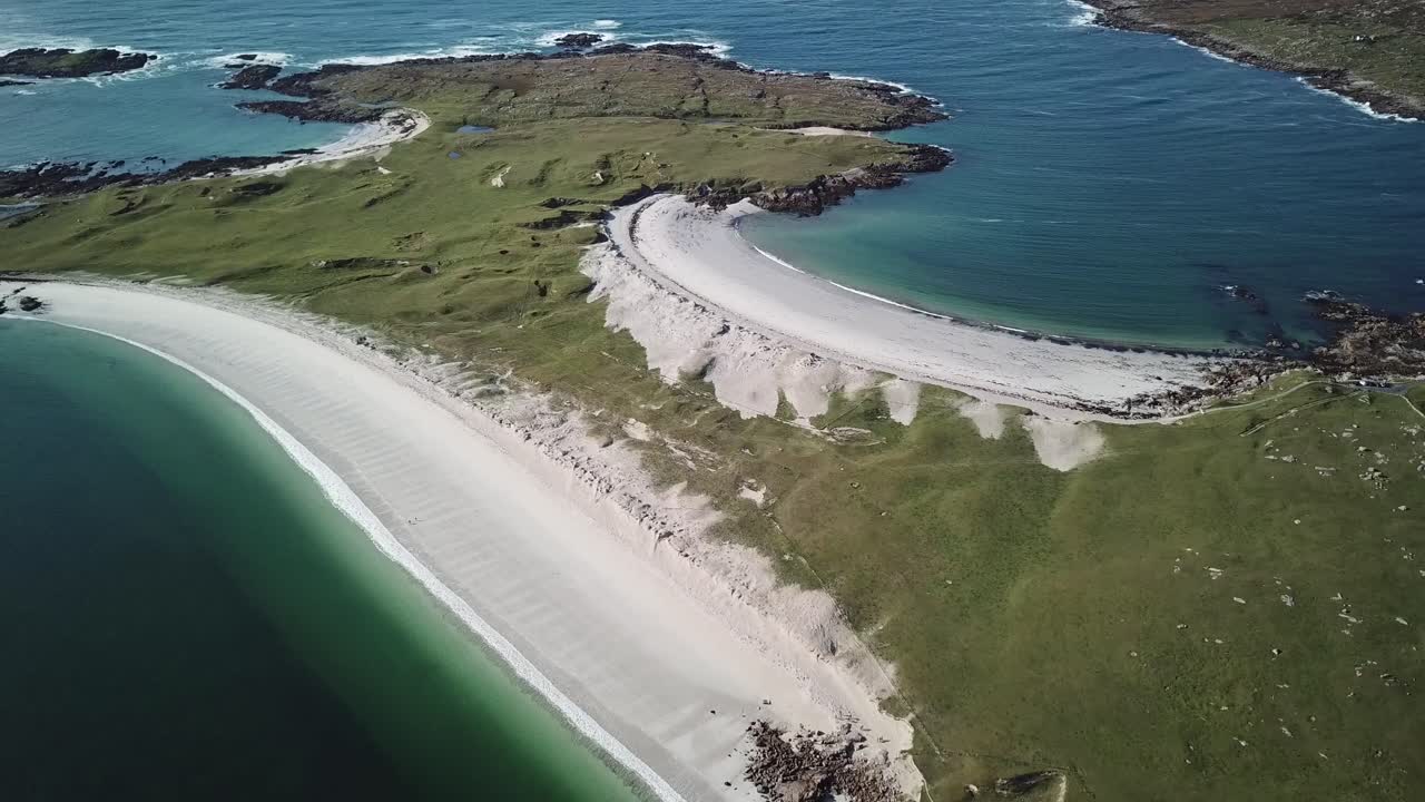vista superior aérea de la playa de clifden en connemara, irlanda, prados, arena y agua azul