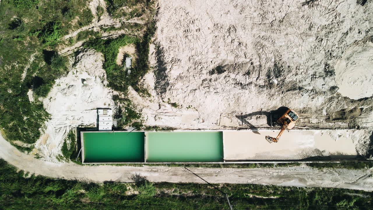채석장에서 작업하는 중장비의 공중 드론 보기