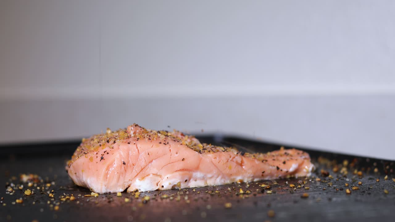 rebanada de filete de salmón de sushi cocinando con condimentos - especias en parrilla interior