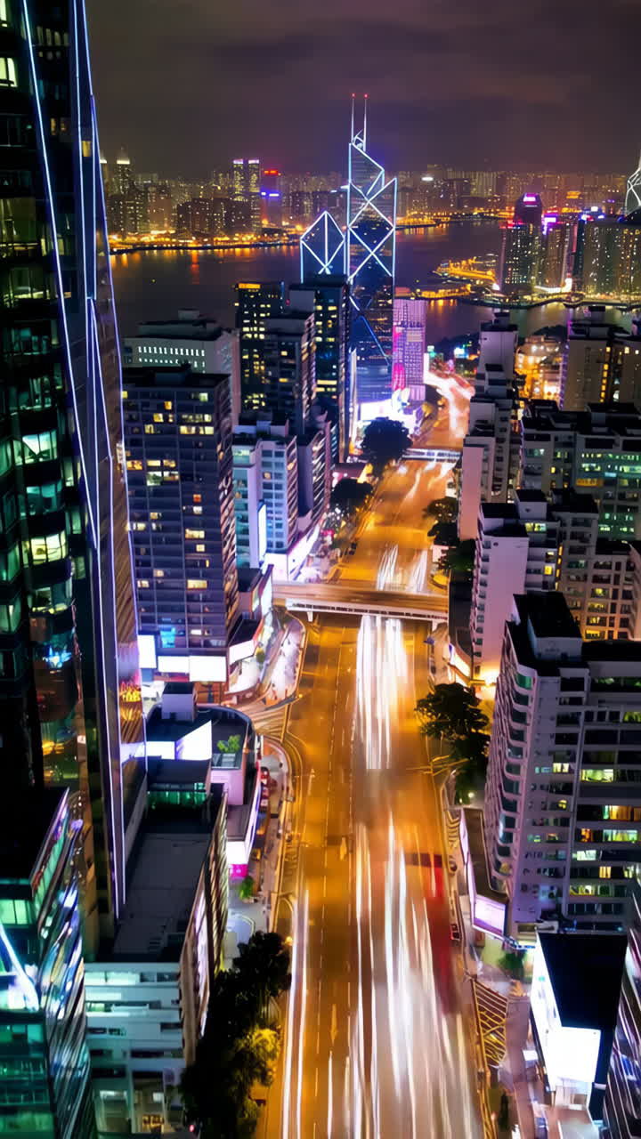 el horizonte de la ciudad de hong kong por la noche
