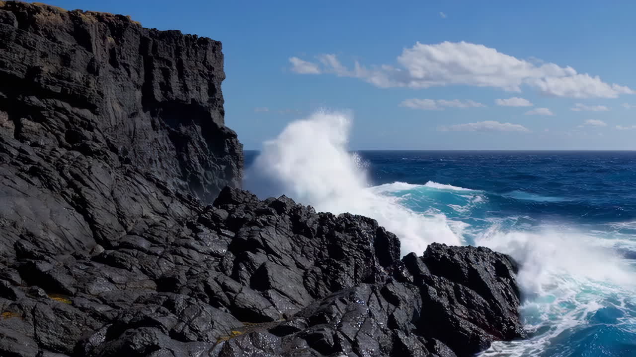 강력한 파도가 화산암에 부히고