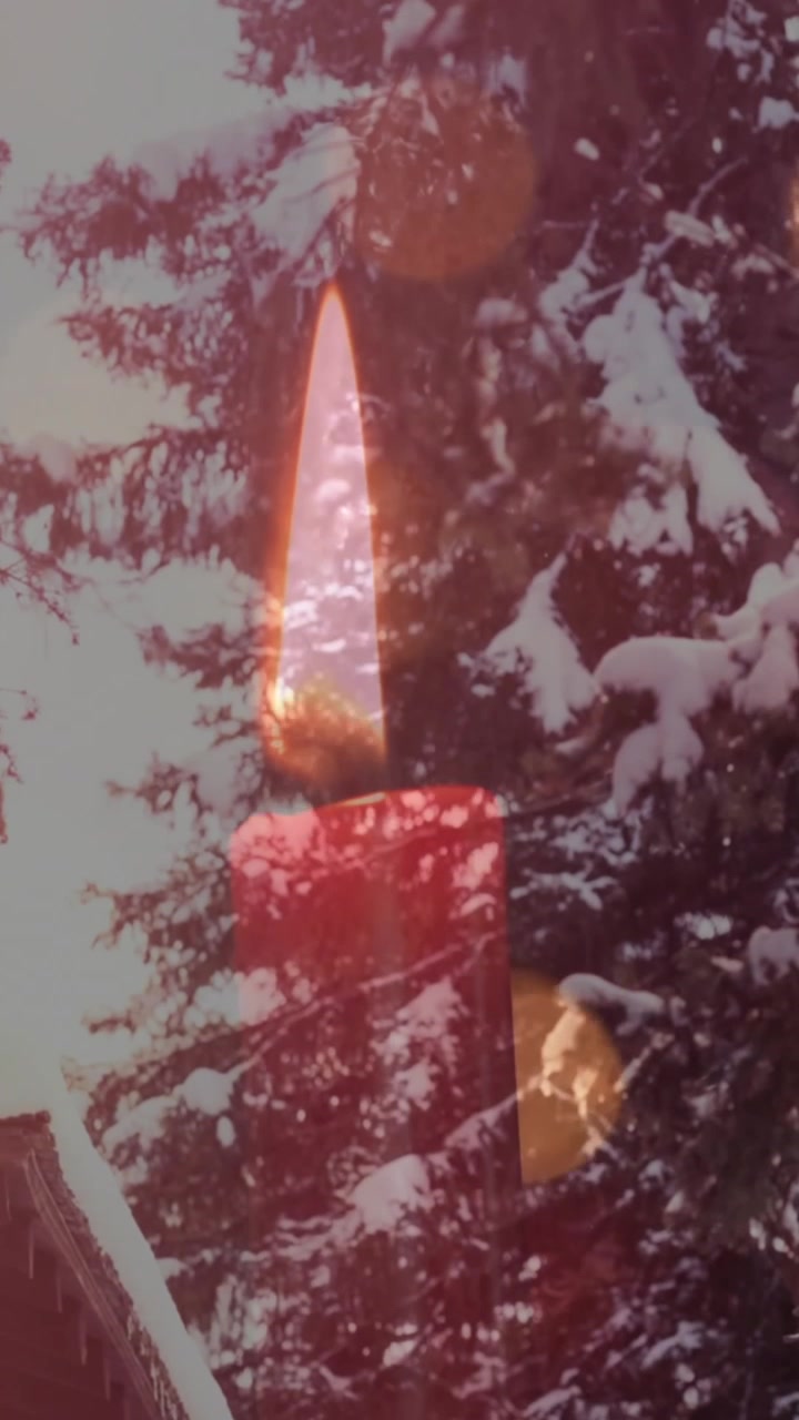 Animación de velas sobre árboles coníferos de invierno con nieve