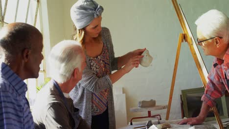 mujer ayudante de artista en cerámica 4k