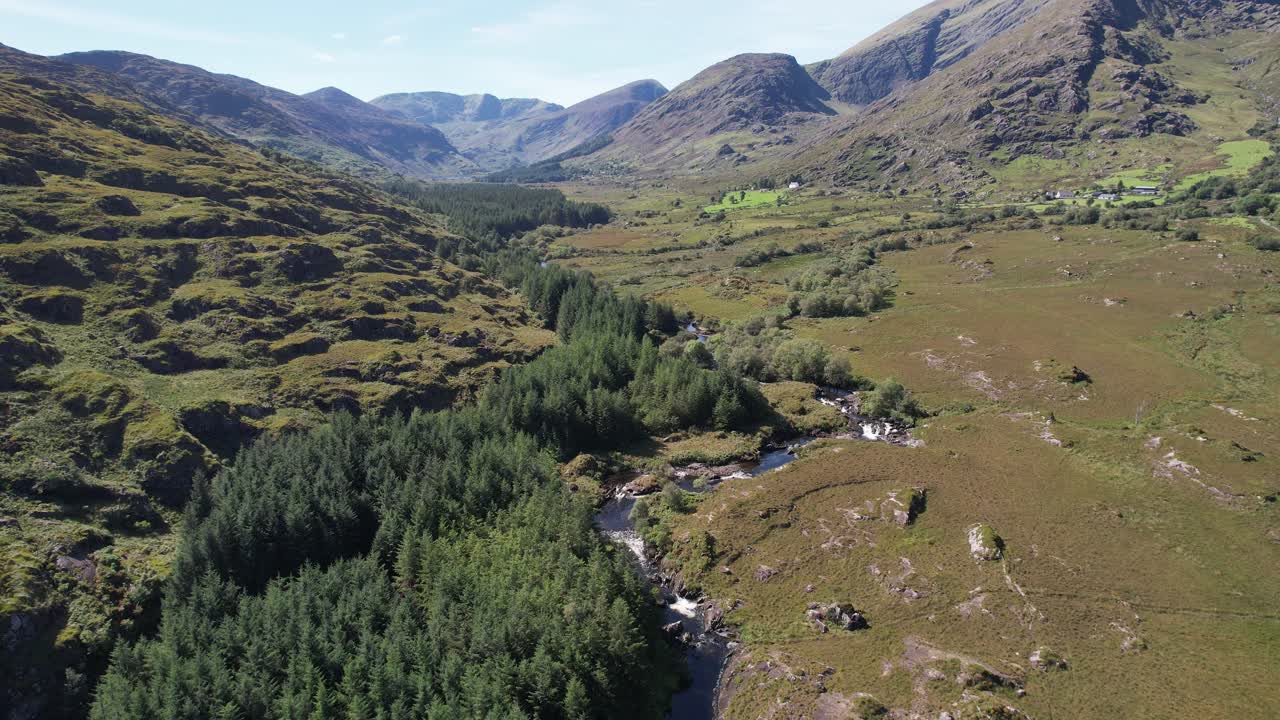 Dronevideo av The Black Valley i Kerry, Irland, som viser en elv, skog og fjell