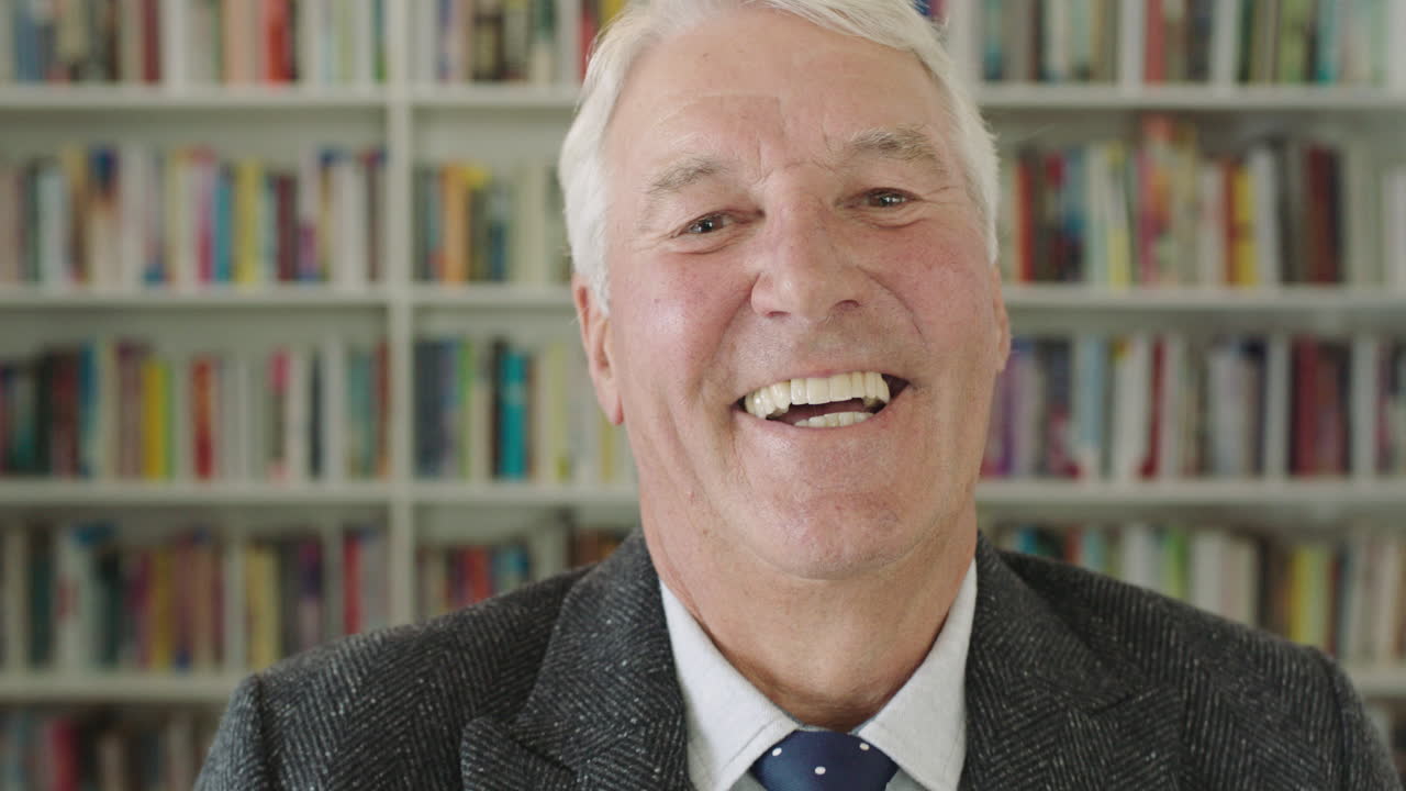 초상화 아프리카계 미국인 여성 학생 미소 짓는 책장 도서관 대학