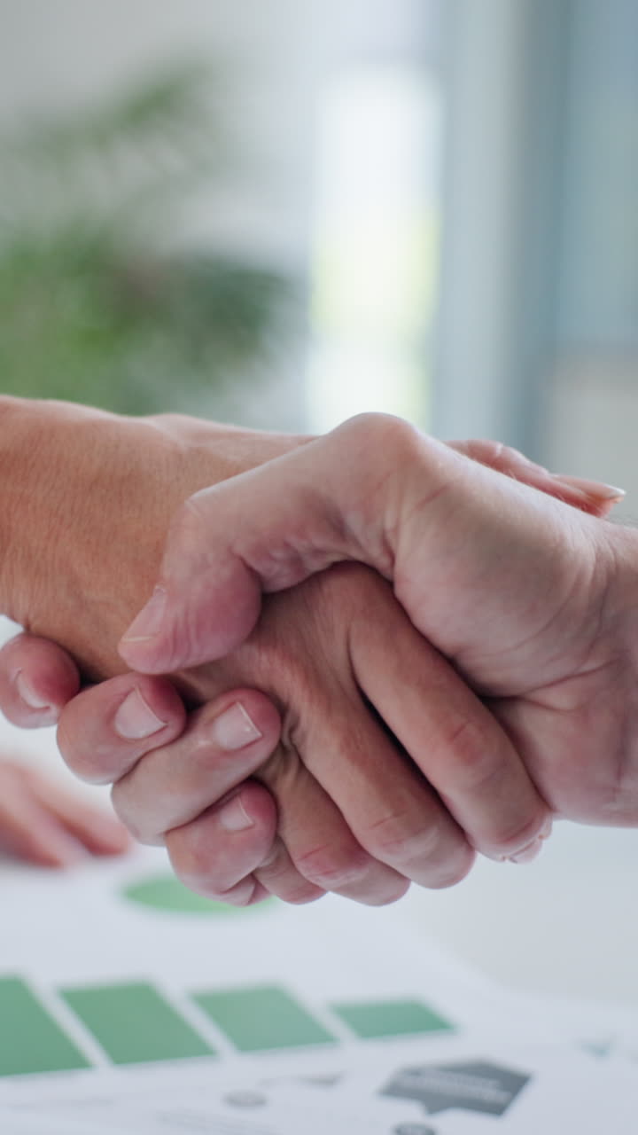 Primo piano di professionisti che si stringono la mano in un ufficio