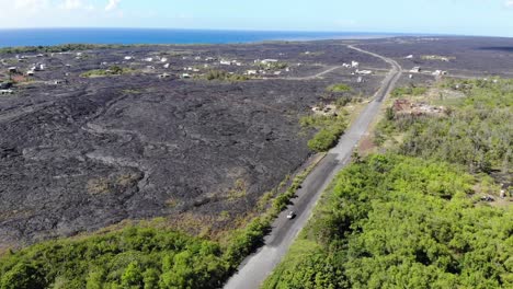 camino a kalapana con casas construidas sobre lava y selva salvaje hawaiana