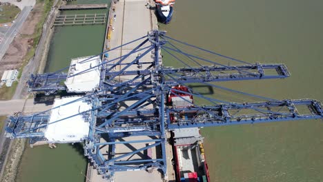 Birds-Eye-View-Kai-Kräne-London-Thamesport,-Containerhafen-Fluss-Medway-Kent-Uk-Drohnenantenne