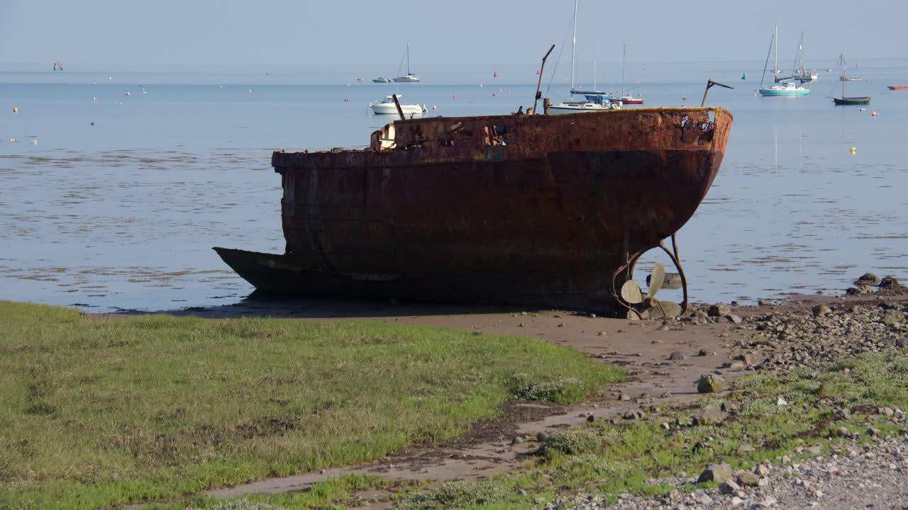 Toma panorámica amplia de un barco de pesca naufragado y abandonado en la isla de Roa, Barrow-in-Furness